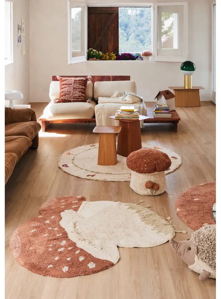 Бежов ръчно изработен памучен детски килим подходящ за пране ø140 cm Chanterelle – Lorena Canals