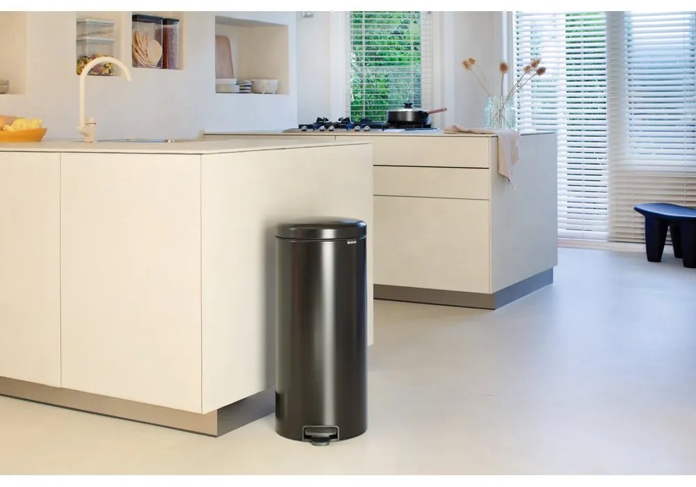 Матово черно стоманено кошче за боклук с педал 30 l NewIcon – Brabantia