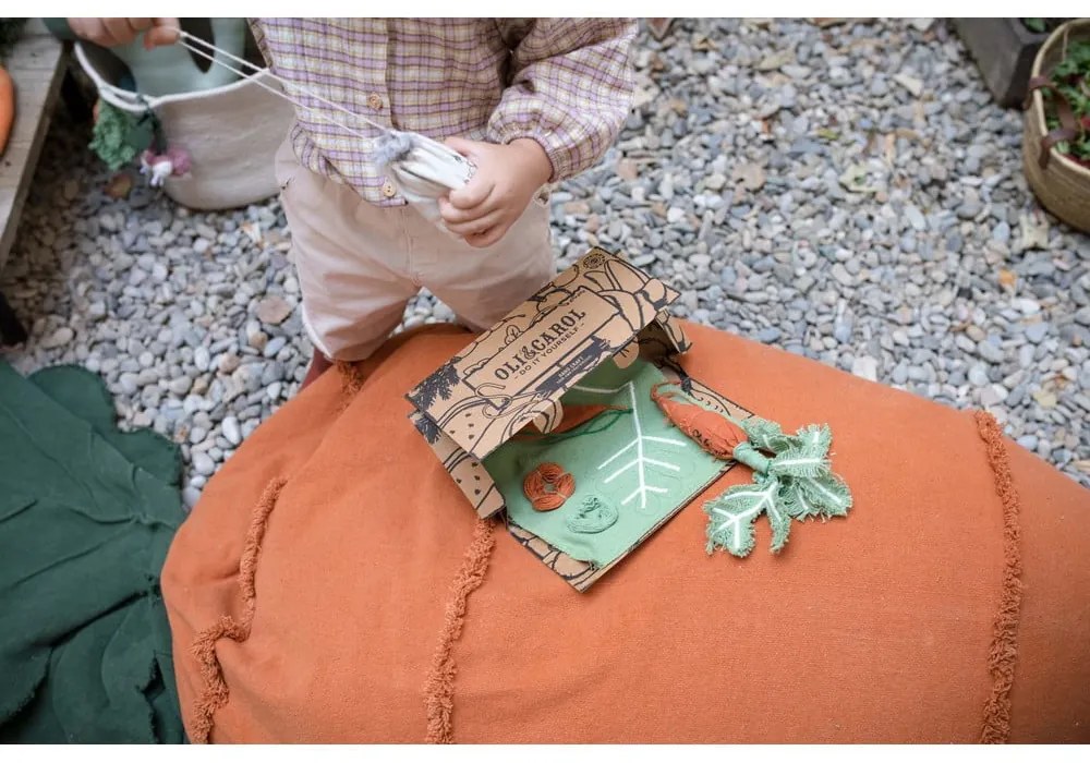 Зелен/оранжев детски пуф Cathy the Carrot – Lorena Canals