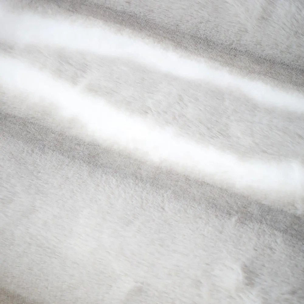 Светлосиво одеяло от изкуствена кожа 130x170 cm Flint – Catherine Lansfield