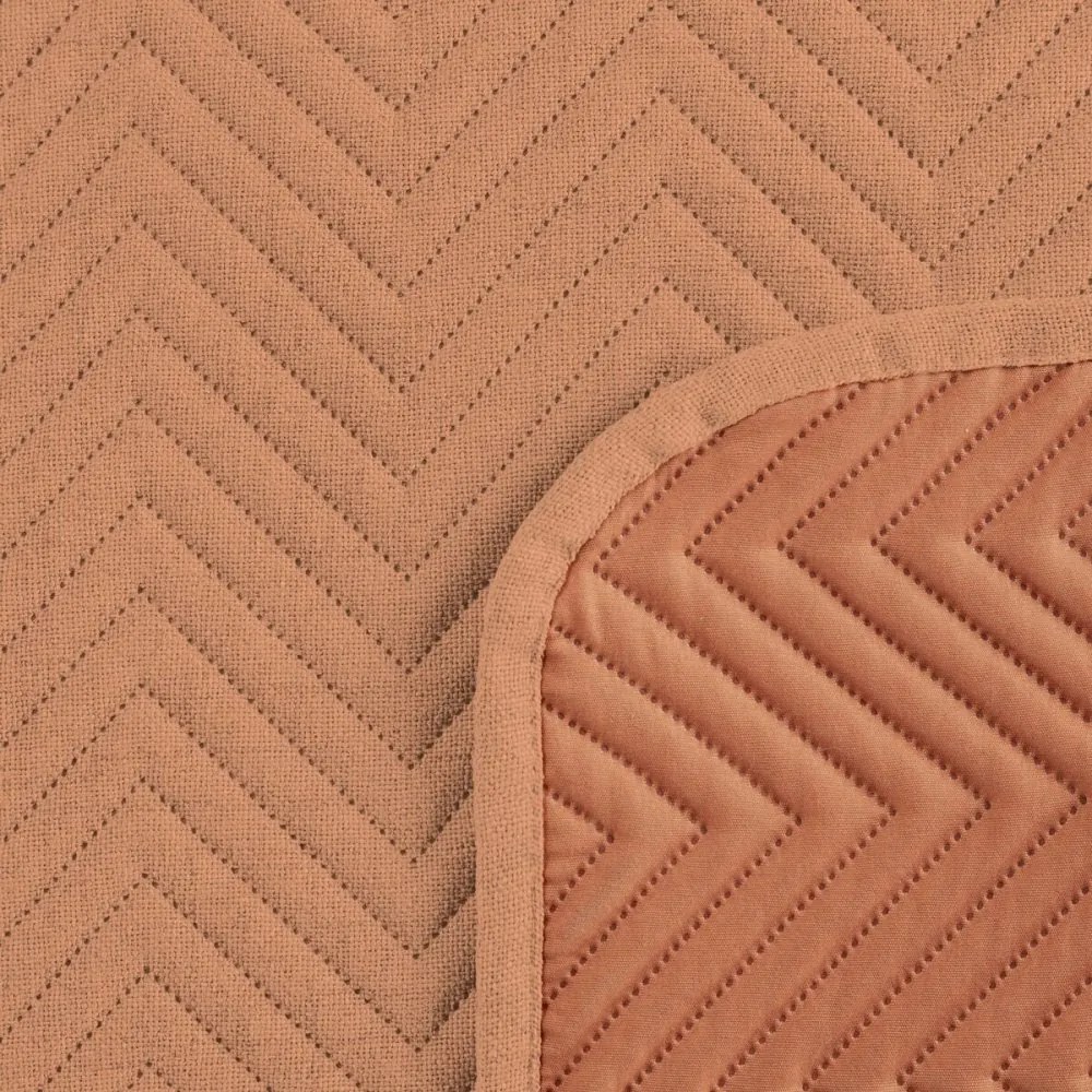 Едноцветна покривка за легло с ватирана геометрична шарка - тухленооранжево Ширина: 200 см | Дължина: 220 см