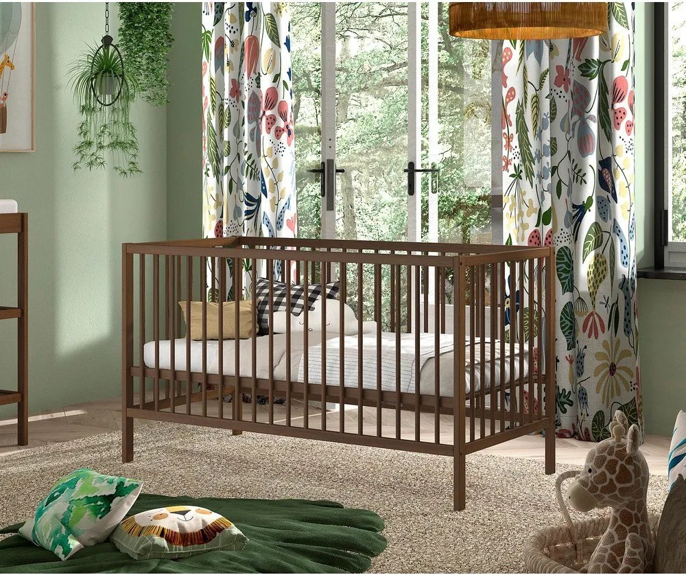 Кафяво детско креватче 70x140 cm от масивен бук с подвижна странична част/с регулируема височина Dino – Vipack