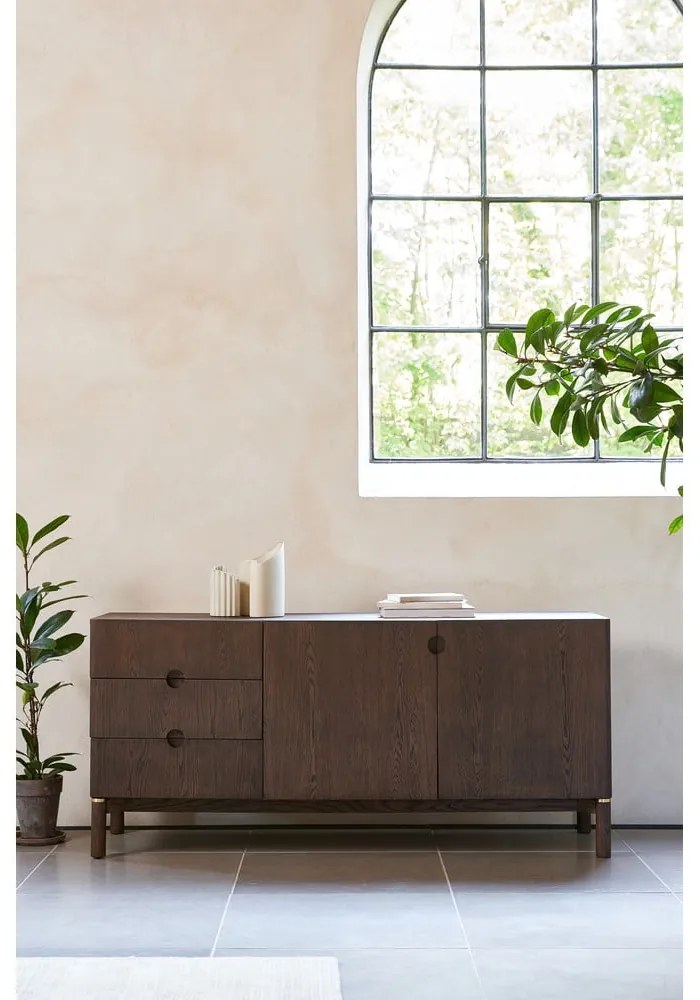 Тъмнокафяв нисък скрин от декор от дъб 160x73 cm Arun – Unique Furniture