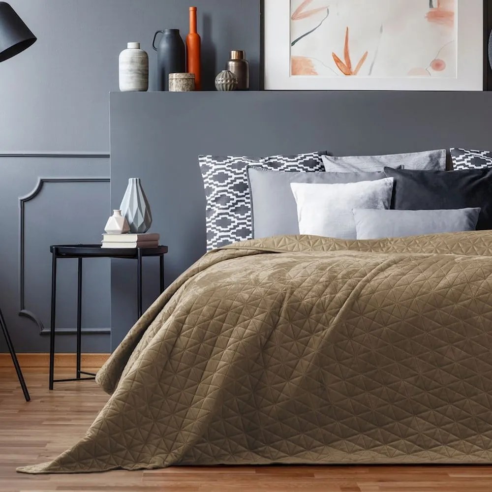 Светлокафяво капитонирано покривало за легло 220x240 cm Laila – AmeliaHome