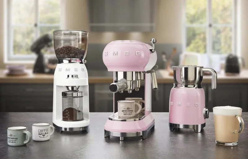 Уред за разпенване на мляко Smeg MFF11PKEU, 500 W, 600 мл, 8 програми, Подвижна кана, Автоматично изключване, Розов