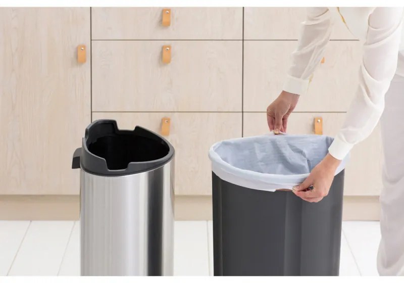 Кош за боклук Brabantia Touch Bin New 649732, 40 л, Безшумно и плавно затваряне, Плосък гръб, Сив