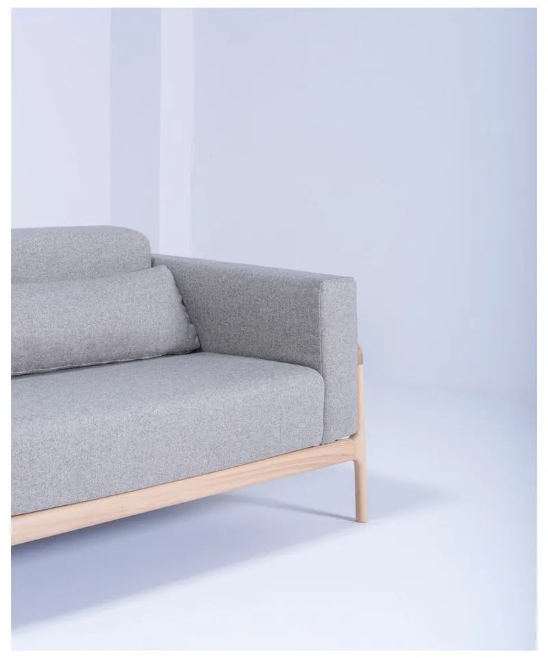 Сив диван с масивна дъбова конструкция , 240 см Fawn - Gazzda