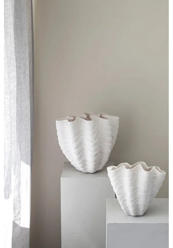 Бяла ваза от полирезин (височина 22 cm) Shell – Mette Ditmer Denmark