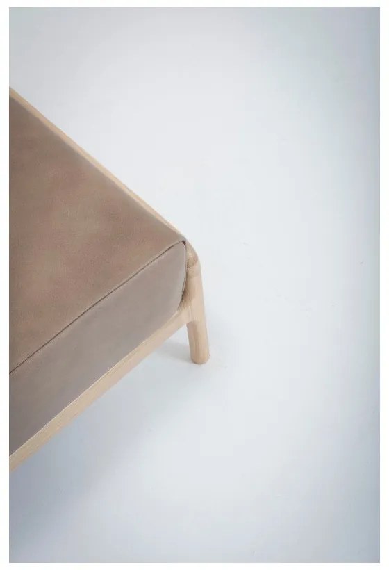 Светлокафява табуретка от биволска кожа с масивна дъбова конструкция Fawn - Gazzda