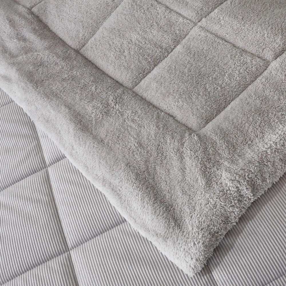 Светлосива ватирана микро плюшена покривка за двойно легло 200x220 cm Cosy Cord - Catherine Lansfield