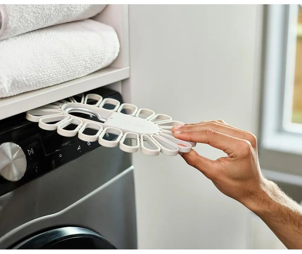 Бежова висяща сушилня за дрехи Petal – Joseph Joseph