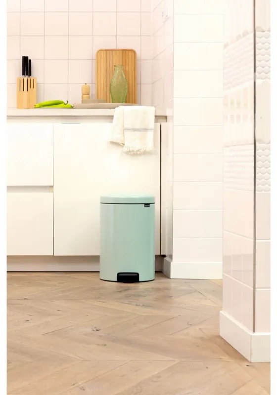 Кош за боклук с педал Brabantia NewIcon 1008843, 12 л, Плавно затваряне, Противоплъзгаща основа, Светлозелен