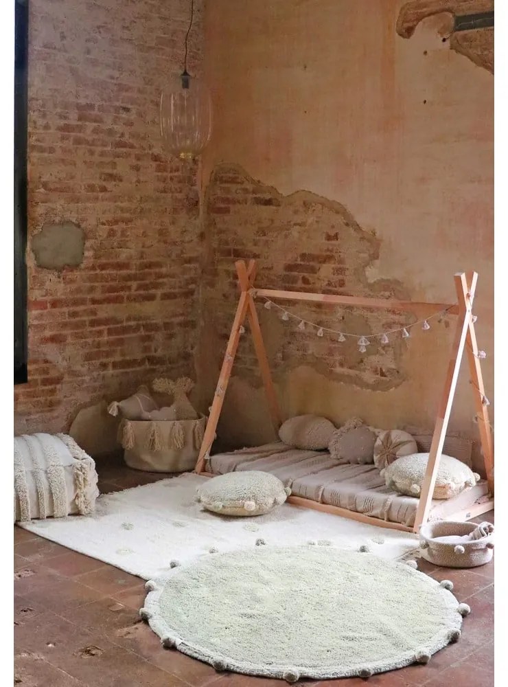 Ръчно изработен памучен детски килим подходящ за пране в цвят каки и кремаво 120x160 cm Hippy Dots Olive – Lorena Canals