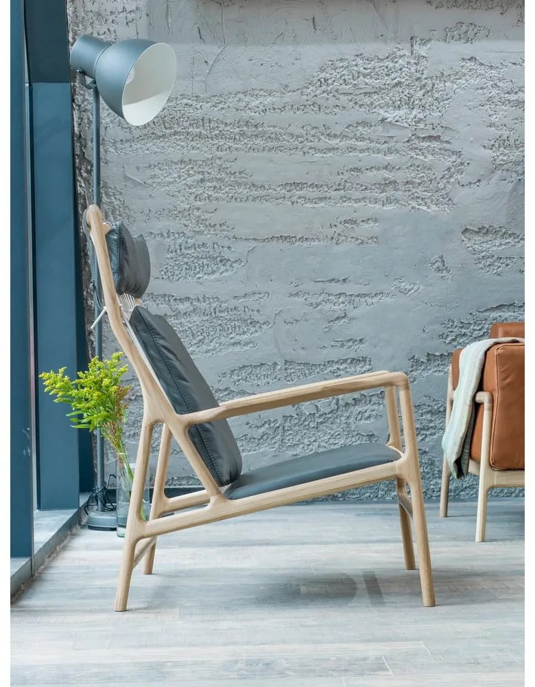 Фотьойл с масивна дъбова конструкция и седалка от сива биволска кожа Dedo - Gazzda