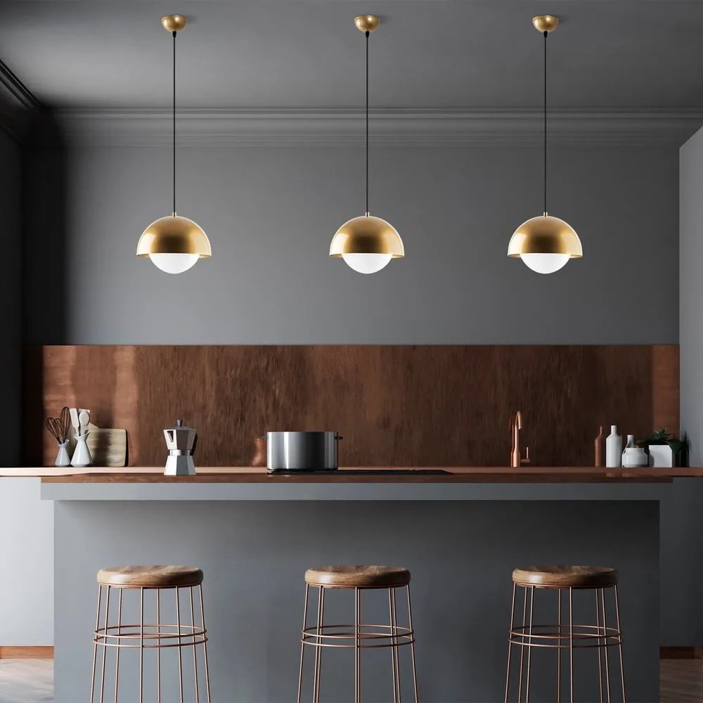 Висящо осветително тяло в златисто със стъклен абажур ø 20 cm Camgoz – Opviq lights