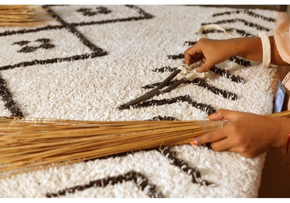 Кремав ръчно изработен памучен килим подходящ за пране 170x240 cm Bereber Rhombs – Lorena Canals