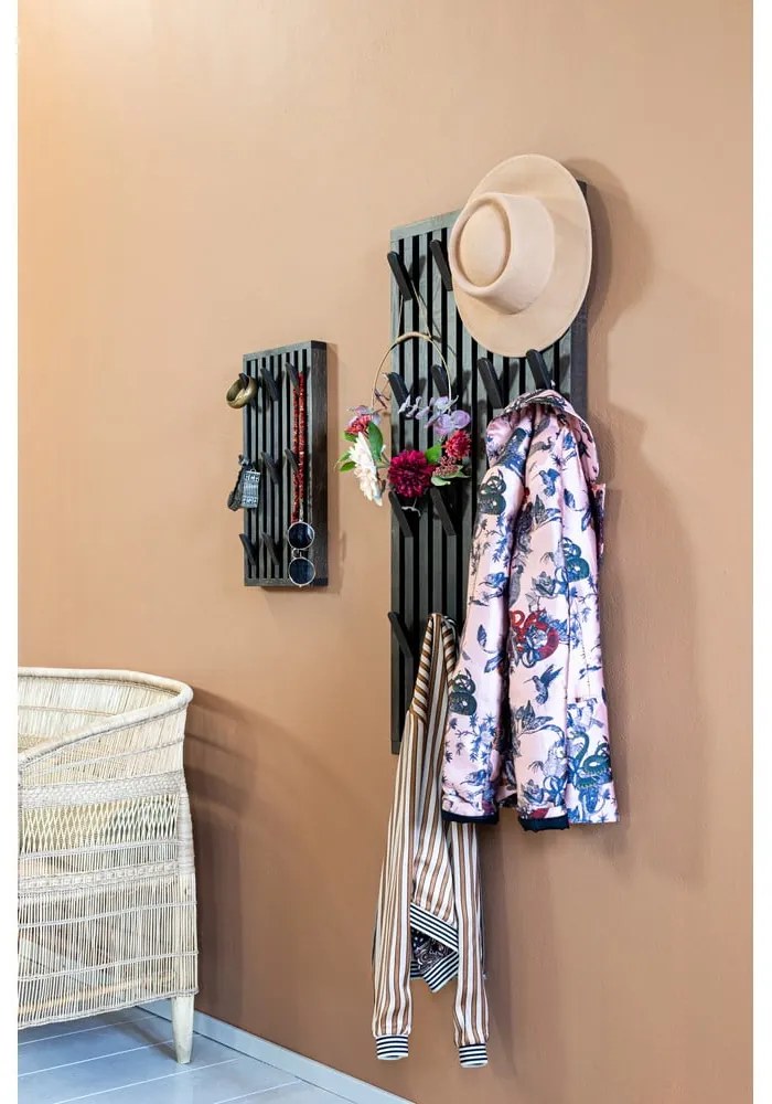 Тъмнокафяв панел за окачване от масивен дъб 46x100x8 cm Parco – Spinder Design