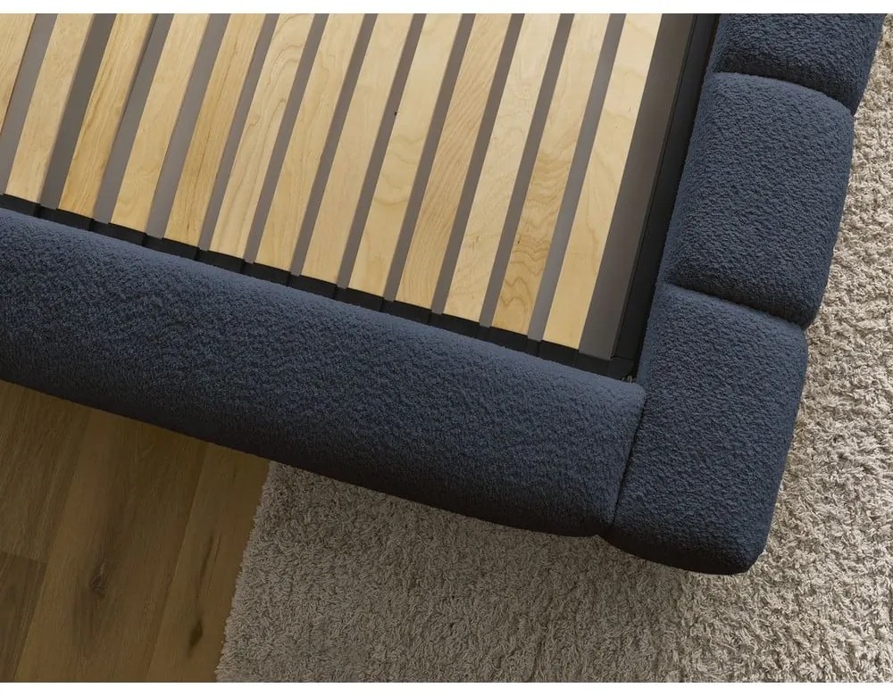 Тъмносиньо двойно тапицирано легло с място за съхранение с включена подматрачна рамка 140x190 cm Denali – Bobochic Paris