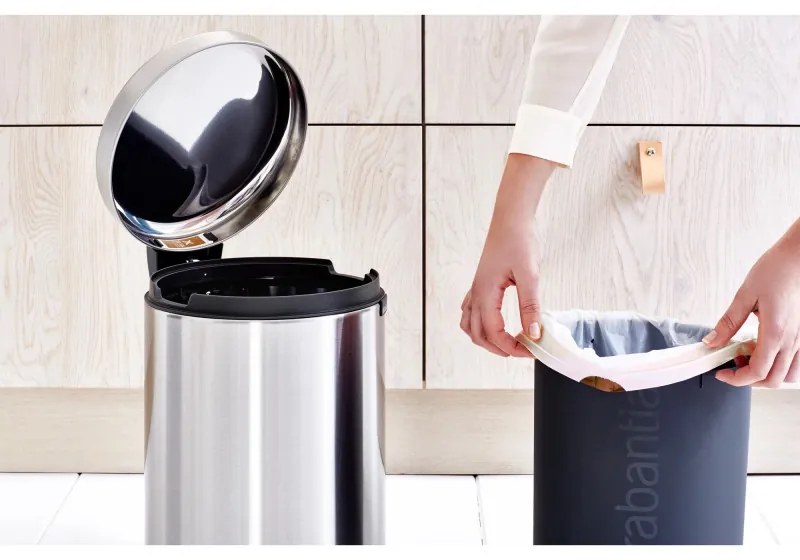 Кош за боклук с педал Brabantia NewIcon 649031, 12 л, Плавно затваряне, Противоплъзгаща основа, Устойчив на пръстови отпечатъци, Инокс/Мат