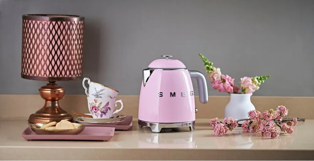 Розова електрическа кана от неръждаема стомана 800 ml Retro Style – SMEG