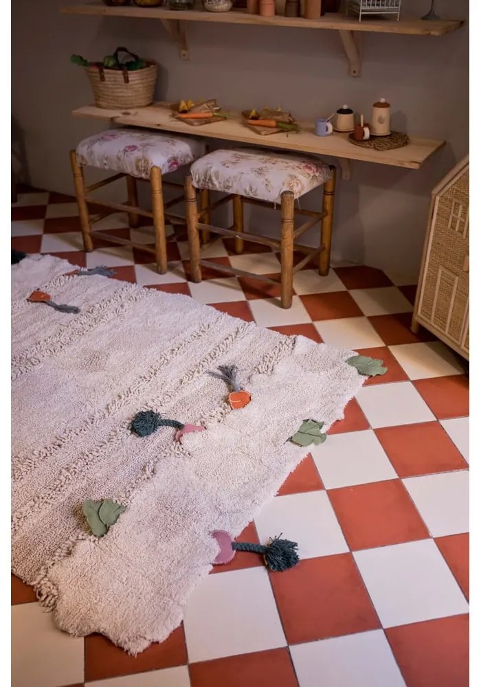 Кремаво памучно детско килимче за игра 120x160 cm Veggie Garden – Lorena Canals