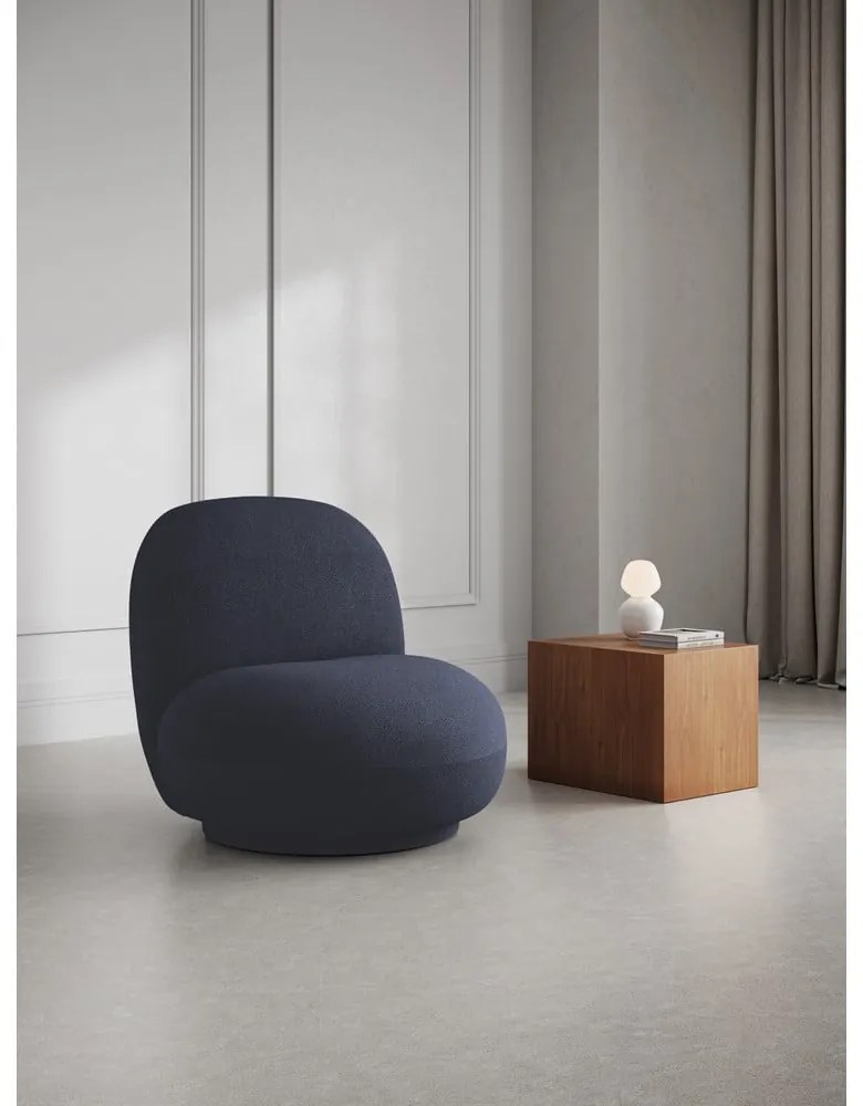 Тъмносиньо кресло от плат букле Chuck – Micadoni Home