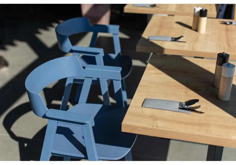 Син трапезен стол с подлакътници от масивен дъб Flip – Gazzda