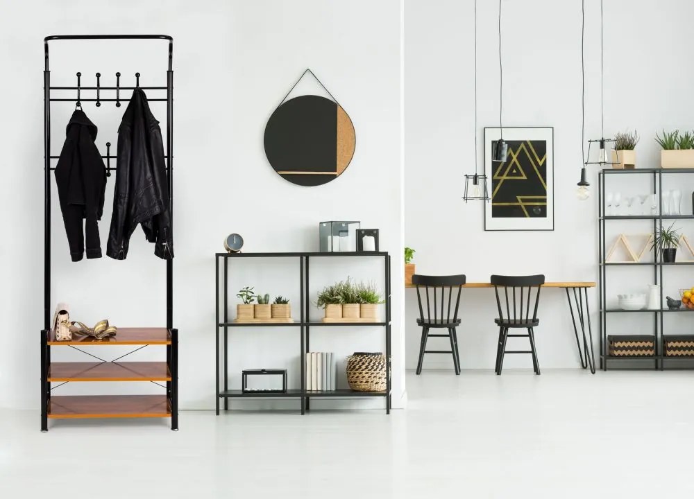 Стилен стелаж за дрехи, включващ рафтове за обувки