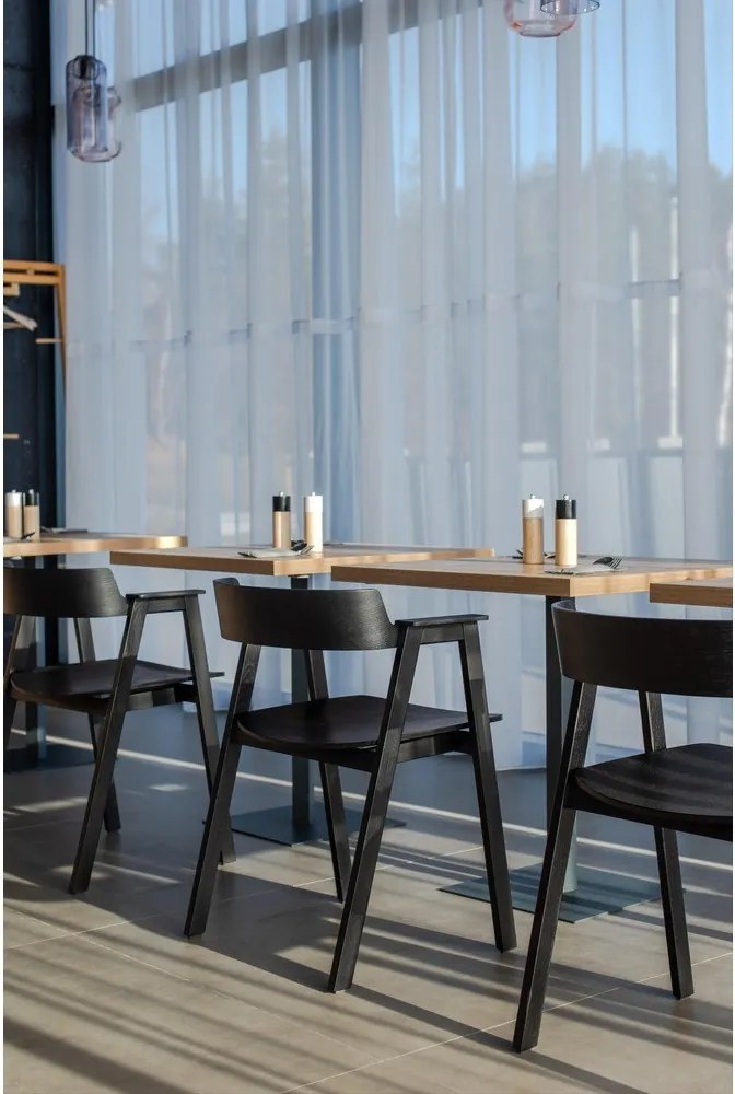 Черен трапезен стол с подлакътници от масивен дъб Flip – Gazzda