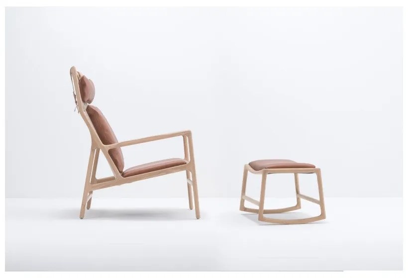 Фотьойл с масивна дъбова конструкция и седалка от коняковокафява биволска кожа Dedo - Gazzda