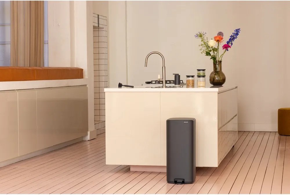 Тъмносиво стоманено кошче за боклук с педал 30 l Bo – Brabantia