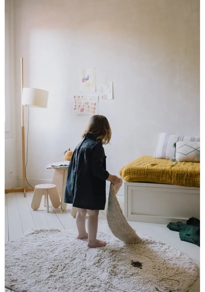 Светлосив ръчно изработен памучен детски килим подходящ за пране 130x135 cm Bunny – Lorena Canals