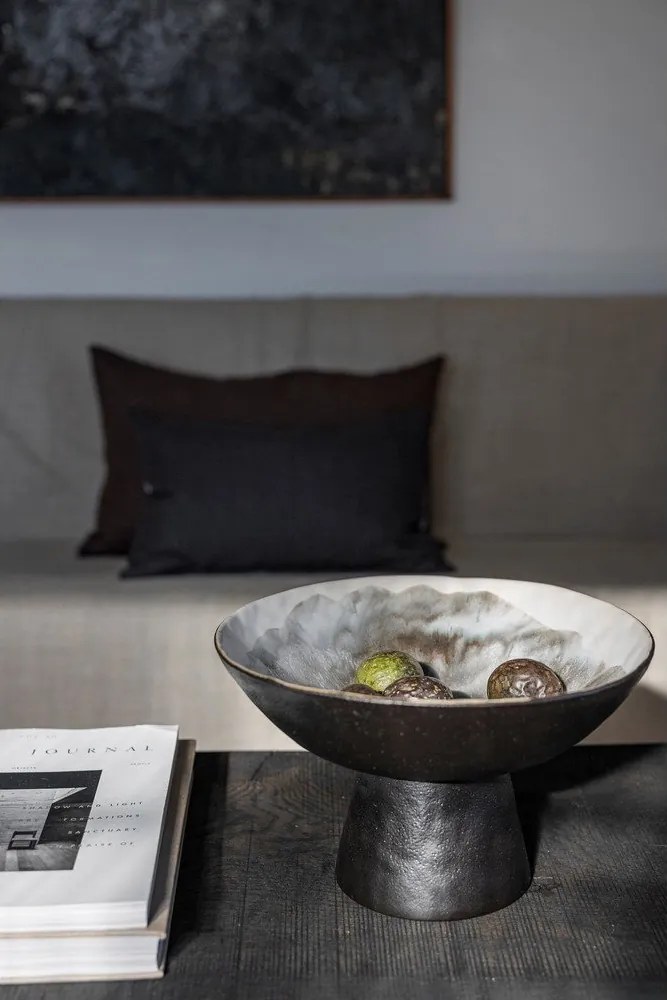 Глинена купа в цвят цлонова кост и черно ø 31,5 cm By Hand – Mette Ditmer Denmark