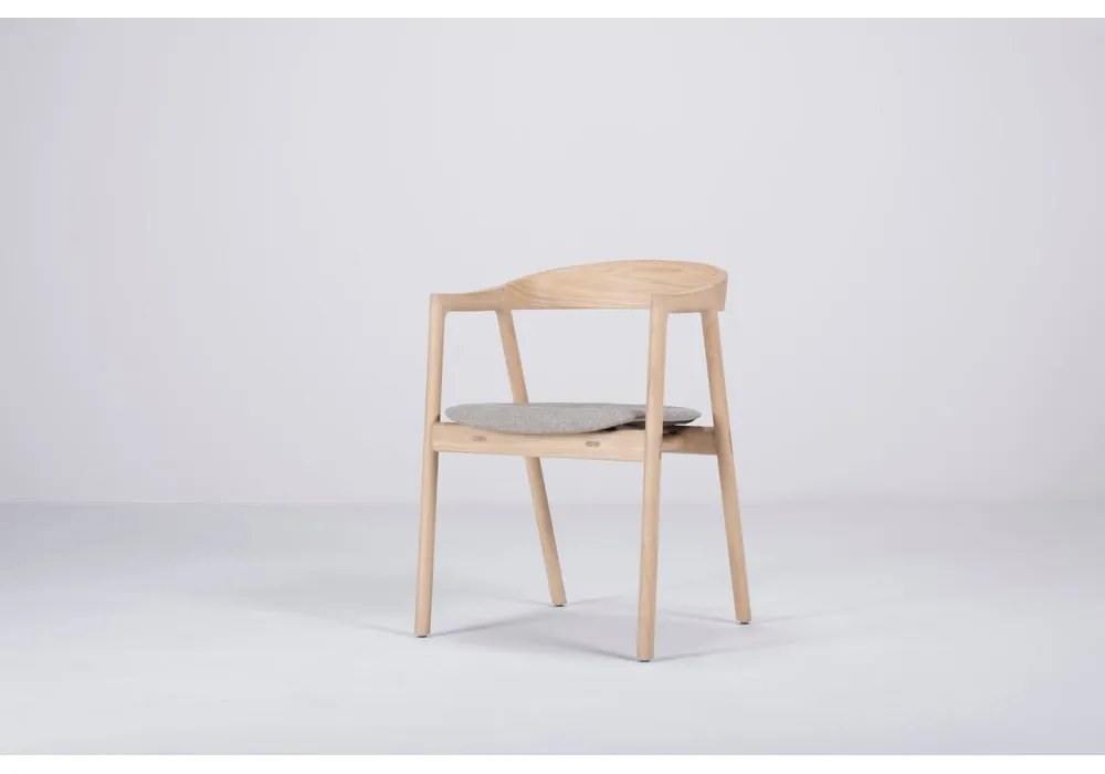 Трапезен стол от масивна дъбова дървесина със сива седалка Muna - Gazzda