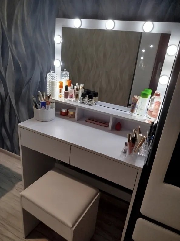 Холивудска козметична тоалетка с табуретка - елегантност, стил и практичност в едно