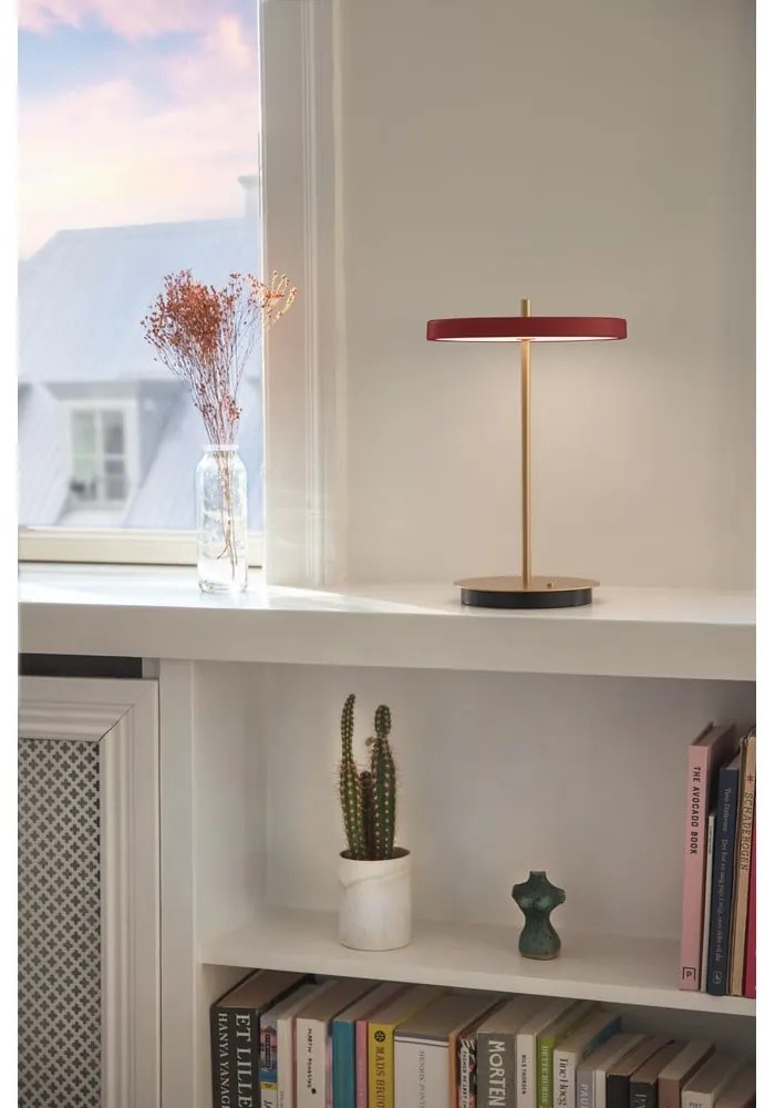 Червена LED затъмняваща се настолна лампа с метален абажур (височина 31 cm) Asteria Move – UMAGE