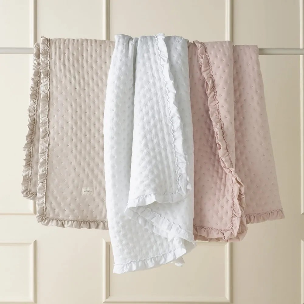 Бяла покривка за легло Molly с волан 240 x 260 cm