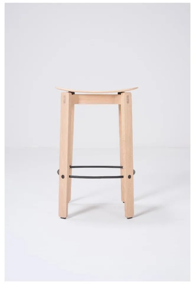 Бар стол от масивен дъб в естествен цвят (височина на седалката 65 cm) Nora – Gazzda