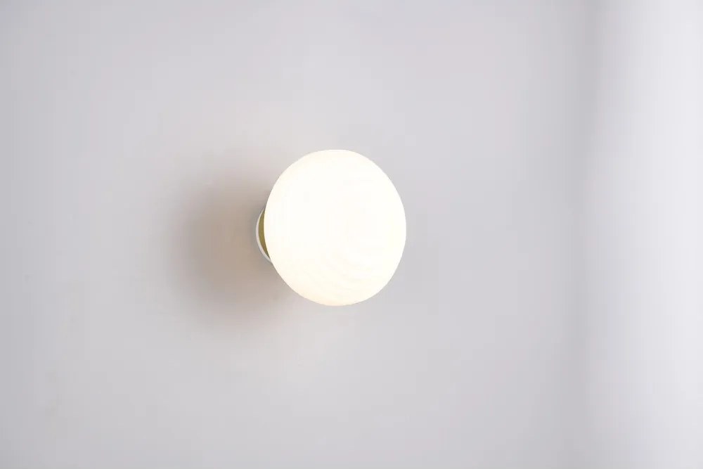 Бяла стъклена LED стенна лампа с USB ø 15,5 cm Earl – Reality