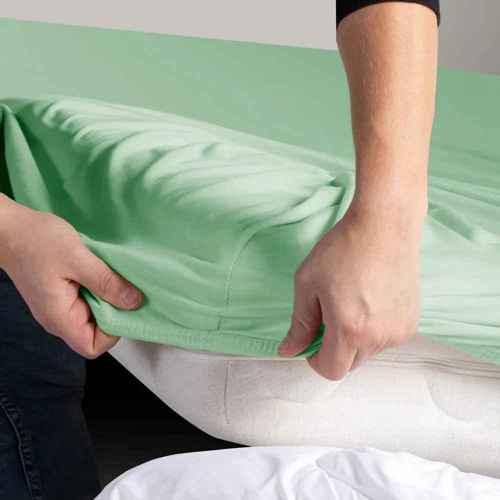 Светлозелен еластичен чаршаф от джърси 140x200 cm Amber – Restilo