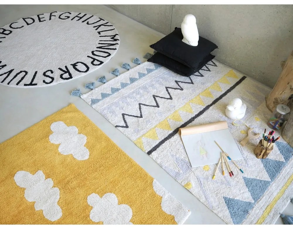 Памучен ръчно изработен детски килим подходящ за пране горчица 120x160 cm Clouds Mustard – Lorena Canals
