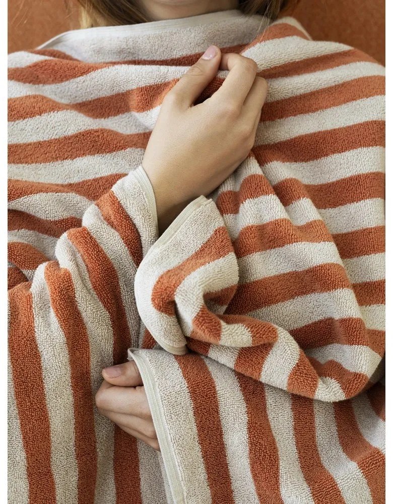 Оранжева/бежова хавлиена кърпа от органичен памук 70x140 cm Arto – Blomus