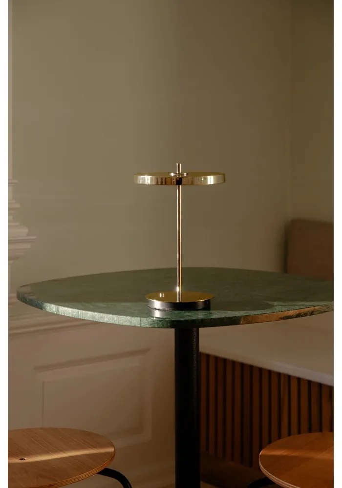 LED затъмняваща се настолна лампа с метален абажур в златист цвят (височина 31 cm) Asteria Move – UMAGE