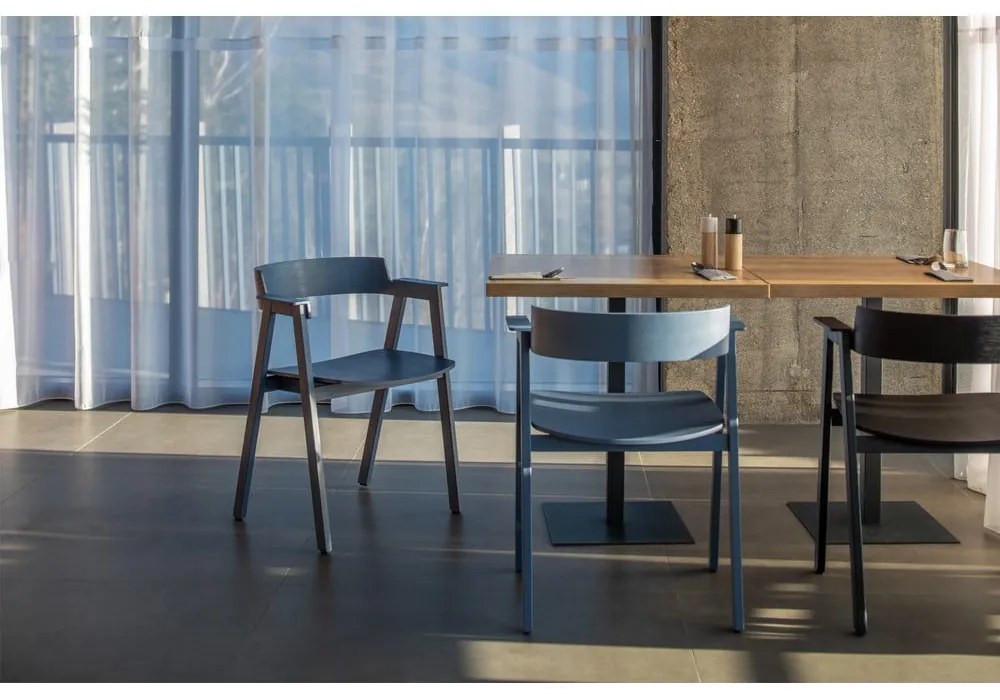 Син трапезен стол с подлакътници от масивен дъб Flip – Gazzda