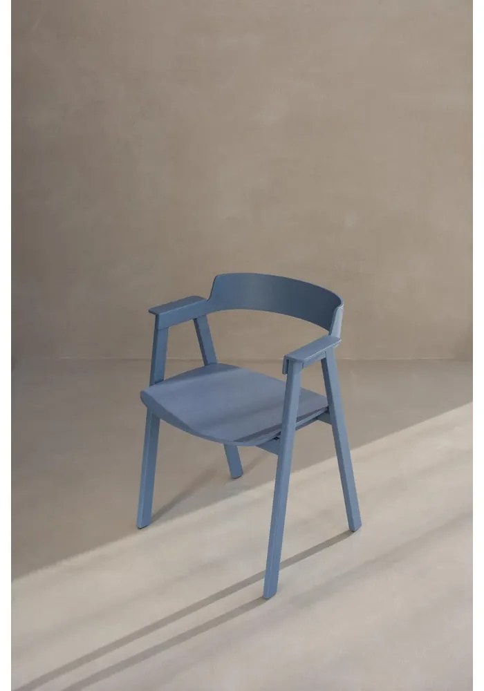 Син трапезен стол с подлакътници от масивен дъб Flip – Gazzda