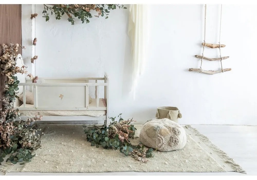 Светлозелен ръчно изработен памучен килим подходящ за пране 140x200 cm Woods Symphony Olive – Lorena Canals