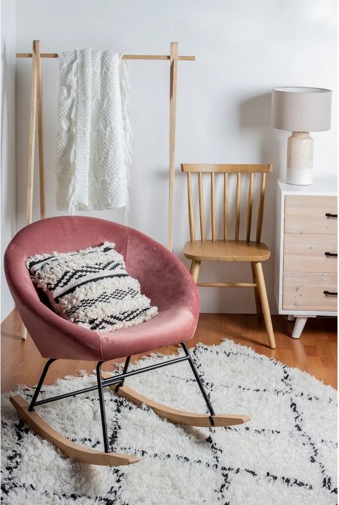 Черна стойка за дрехи от масивна бреза 91x151x50 cm Daiki – Yes Everyday