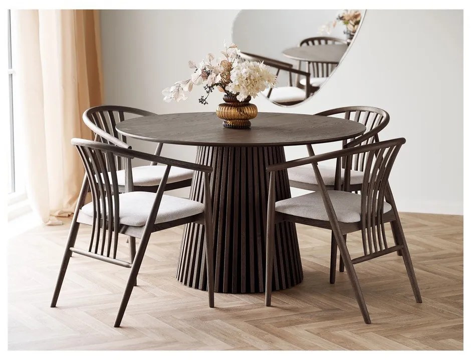 Тъмнокафяв трапезен стол с подлакътници от масивен дъб Agustin – House Nordic