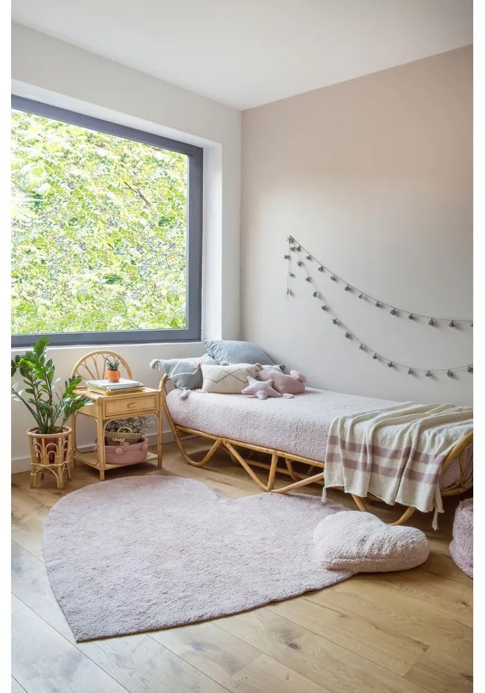 Розов ръчно изработен памучен детски килим подходящ за пране 160x180 cm Puffy Love – Lorena Canals