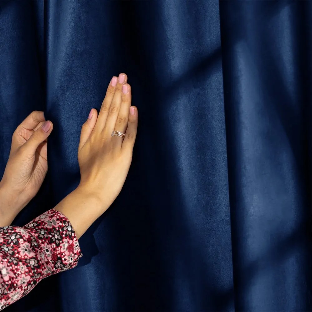 Тъмносиньо затъмняващо перде 140x245 cm Eyelets – Restilo